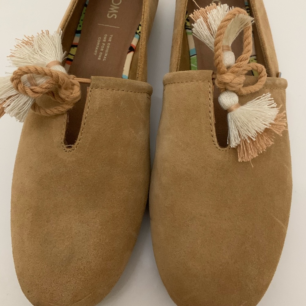 EUC, tan suede TOMs loafers. Size 8 with tassle.